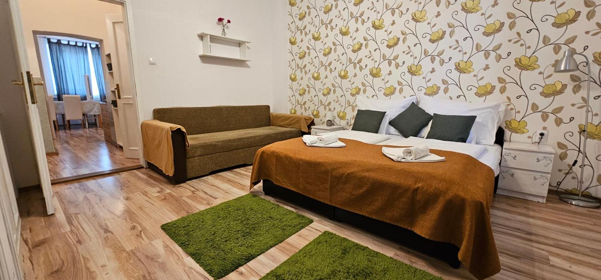 Indium City Panzio Eger Ngoại thất bức ảnh